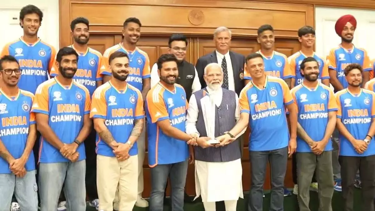 Sports :  पीएम मोदी से मिलने के बाद दिल्ली एयरपोर्ट पहुंची टीम इंडिया