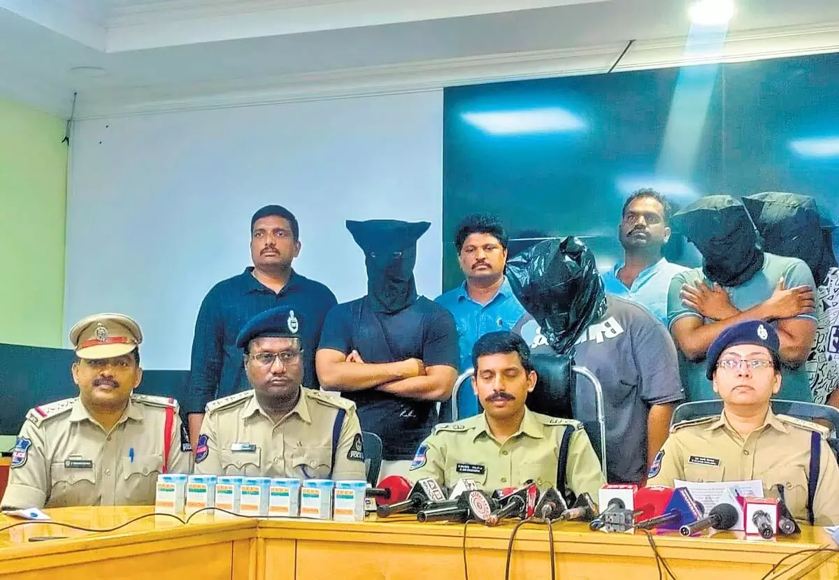 Hyderabad: हैदराबाद में पुलिस ने सिम्बायोसिस के छात्रों और तस्करों को पकड़ा