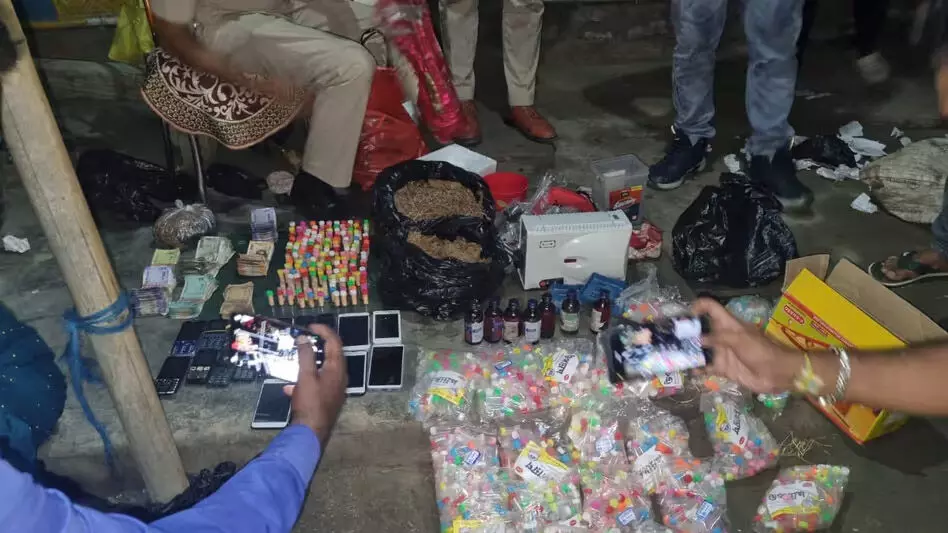 ASSAM  पुलिस ने भारी मात्रा में ड्रग्स और नकदी जब्त की, 4 गिरफ्तार