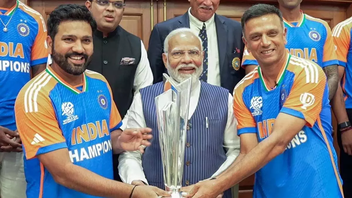 Sports: रोहित शर्मा और राहुल द्रविड़ ने प्रधानमंत्री को सौंपी ट्रॉफी