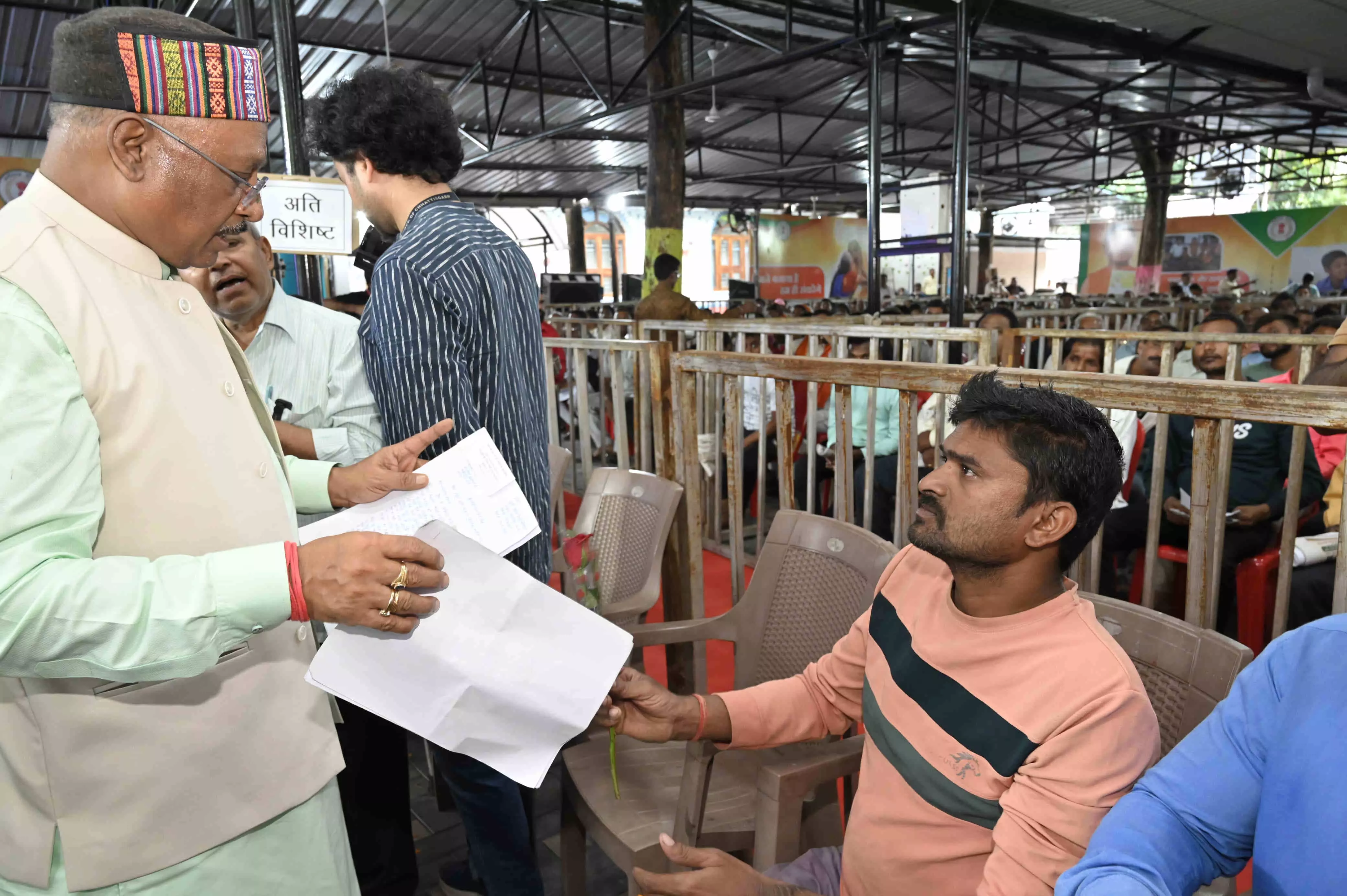 पटवारी से हलाकान हूं, किसान की पीड़ा सुनकर मुख्यमंत्री ने दिए सस्पेंड करने के निर्देश