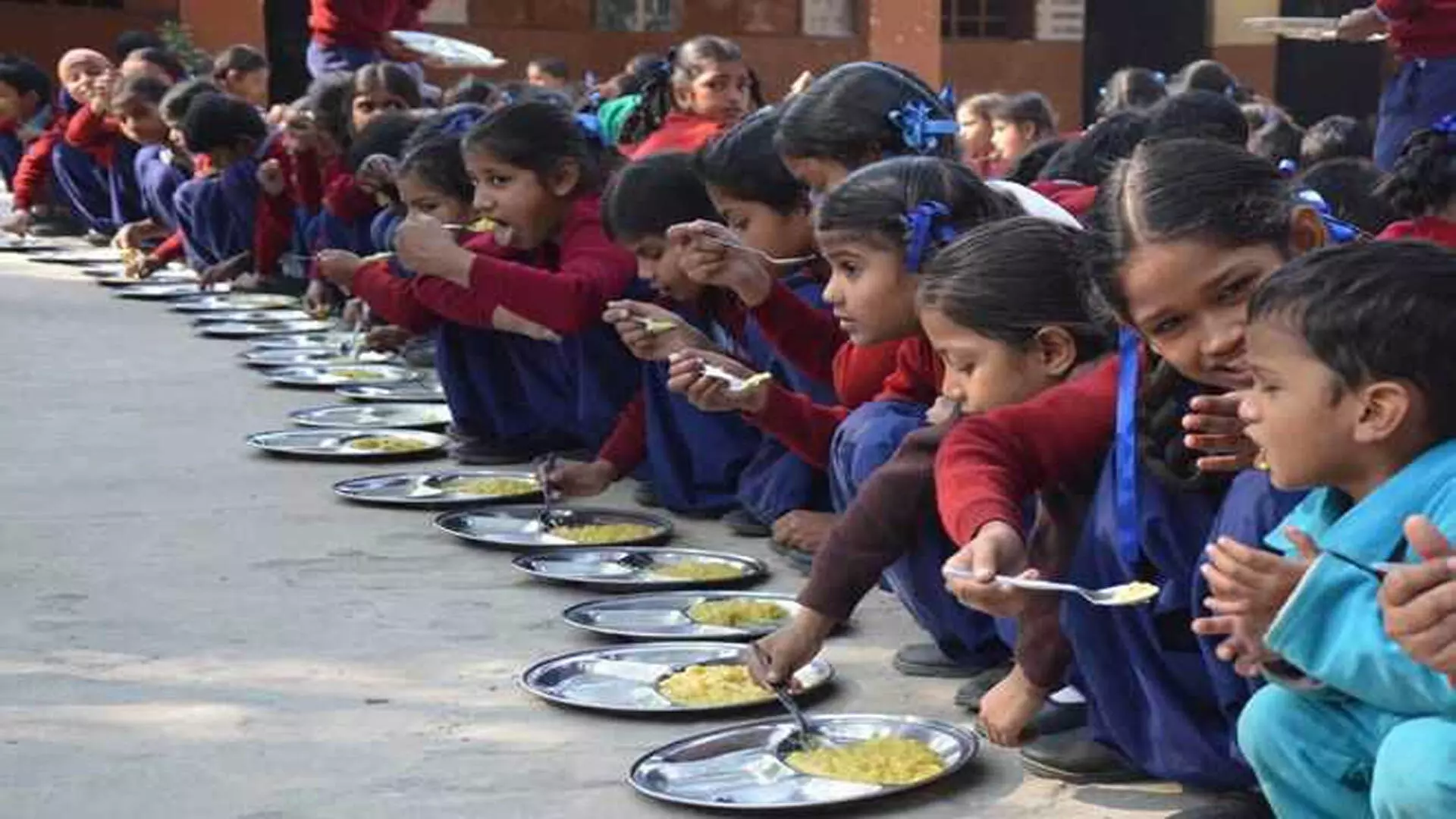 Mid-day meal के पैकेट में मरा हुआ सांप मिलने का दावा, परिजनों ने दर्ज कराया मामला