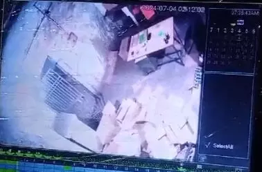 CG Crime: दीवार छेदकर शराब दुकान में चोरी, बदमाश CCTV कैमरे में कैद