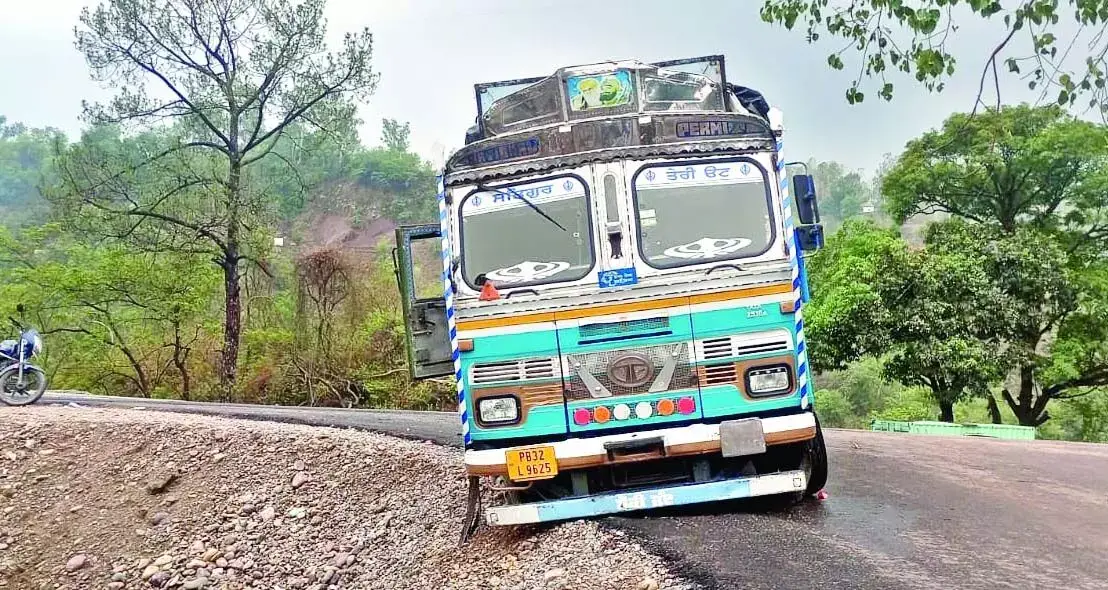 Four lane पहली ही बारिश में धंसा ट्रक