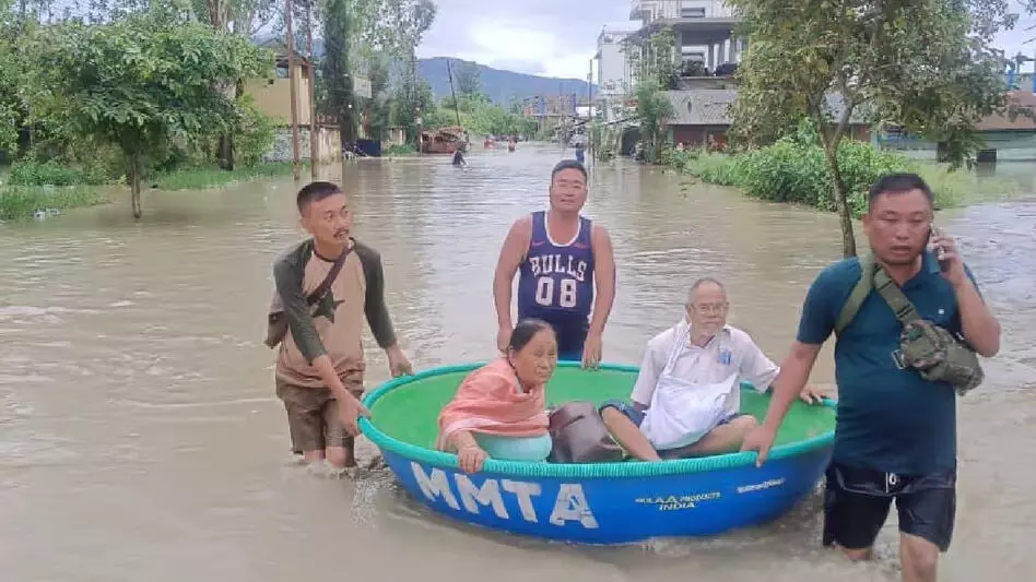 MANIPUR :  बाढ़ के कारण प्रमुख नदियों के तटबंध टूटने से 2 लोगों की मौत, 2,000 लोगों को निकाला