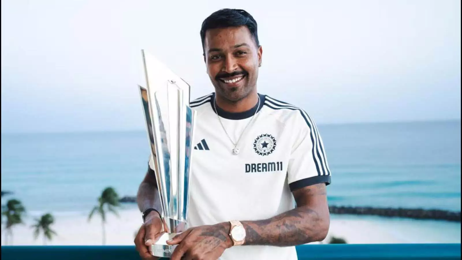 hardik pandya ने टी20 विश्व कप ट्रॉफी को दिखाया