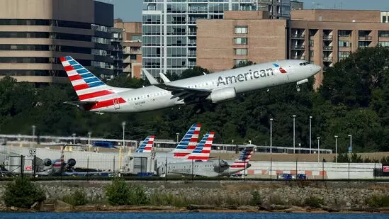 American Airlines के विमान को आपातकालीन लैंडिंग करानी पड़ी