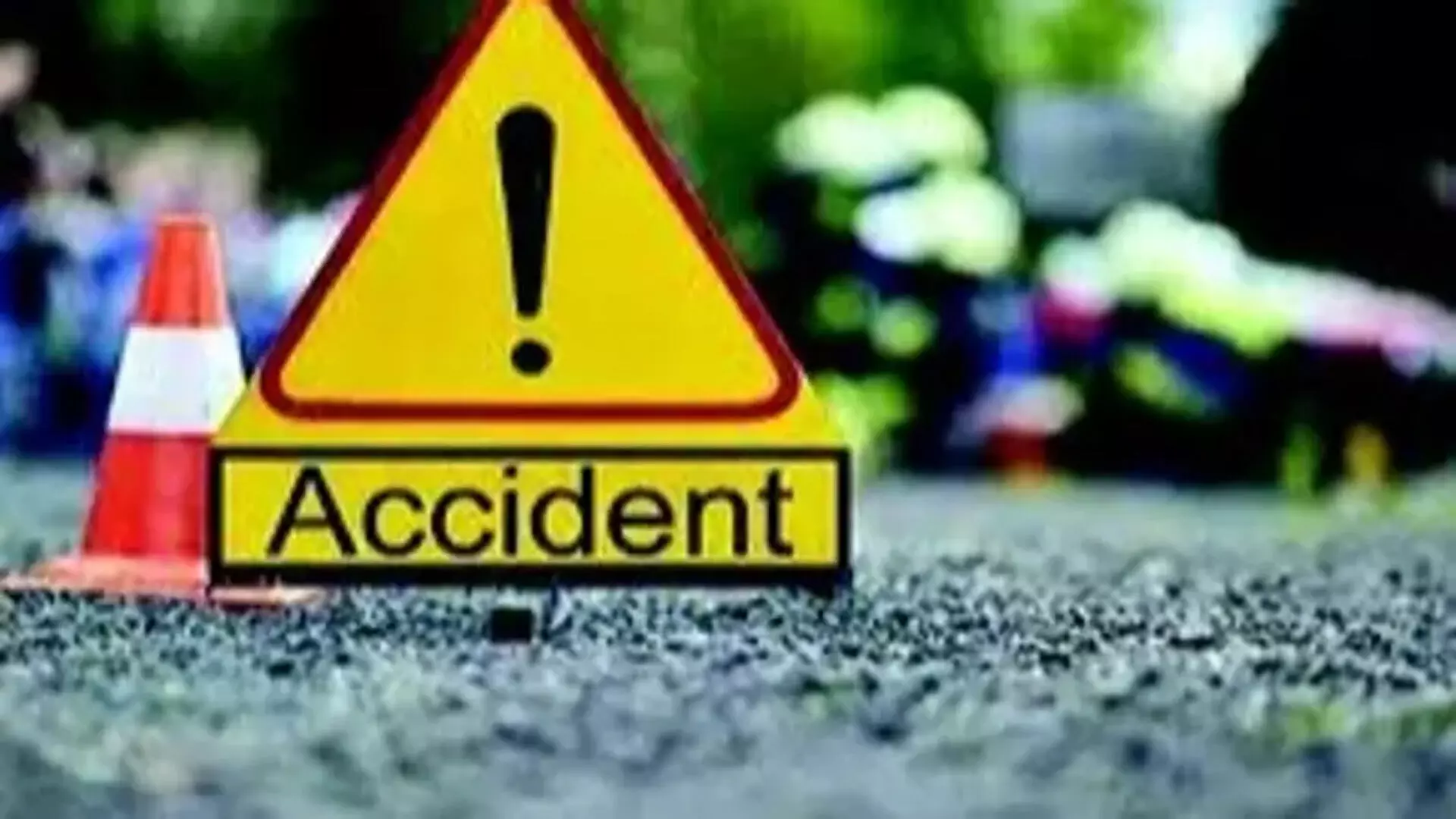 Odisha: कार के खड़े ट्रक से टकराने से दंपत्ति की मौत, 3 घायल