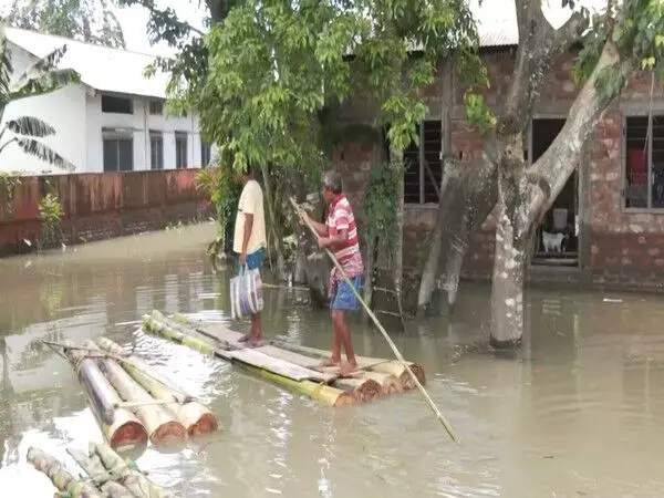 Morigaon में 55,000 से अधिक लोग बाढ़ से जूझ रहे, ग्रामीणों ने तटबंधों और सड़कों पर ली शरण