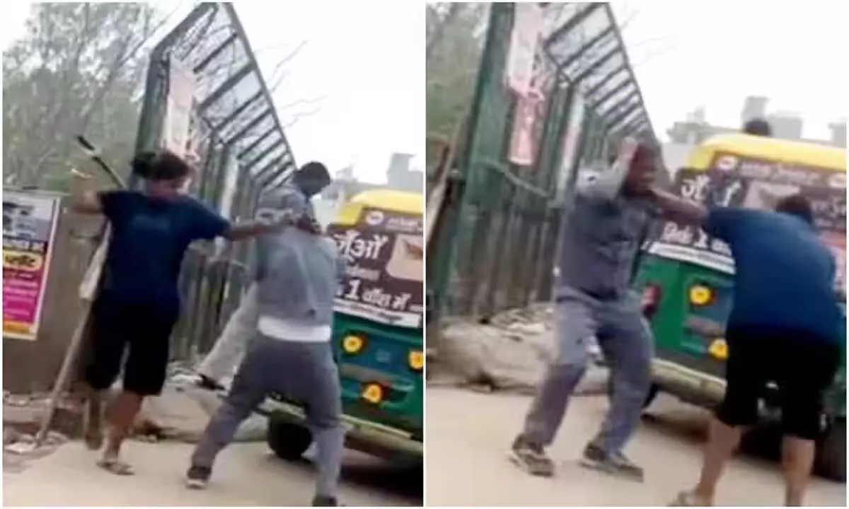 Delhi: बुलेट पर सवार लड़की ने सड़क पर ऑटो रिक्शा चालक को हॉकी स्टिक से पीटा