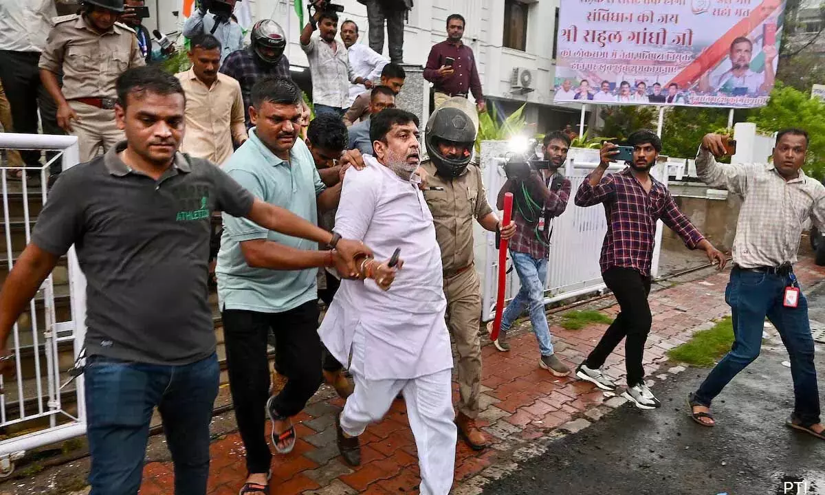 Ahmedabad: कांग्रेस कार्यालय के बाहर झड़प के लिए BJP कार्यकर्ताओं पर आरोप
