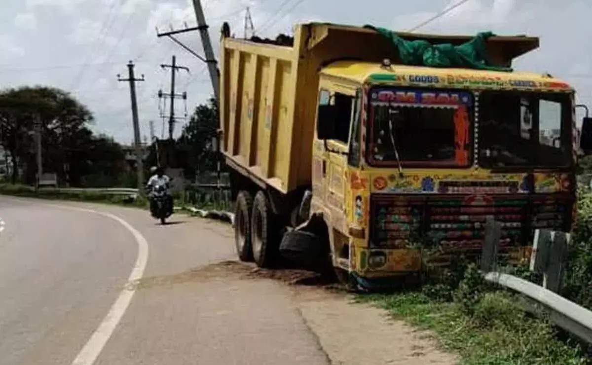 Sangareddy में ट्रक ने दोपहिया वाहन को टक्कर मार दी, जिससे एक व्यक्ति की हुई मौत