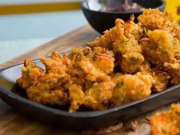 Rava Pakodas:बारिश में बनाये टेस्टी  डिश रवा पकौड़े