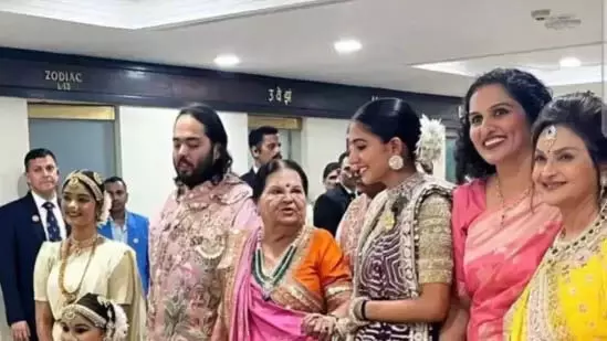 Anant Ambani-Radhika Merchant Wedding: जान्हवी कपूर के कथित बीएफ शिखर पहाड़िया गरबा नाइट  में चोगाडा तारा गाना गाता है