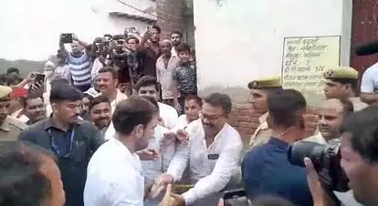 Rahul Gandhi: हाथरस में पीड़ितों के घर पहुंचकर राहुल गांधी ने दी सांत्वना