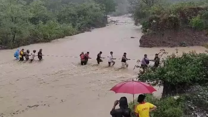 Uttarakhand: बारिश के बाद टापू पर फंसे 10 पर्यटक, बढ़ा नदी का जलस्तर