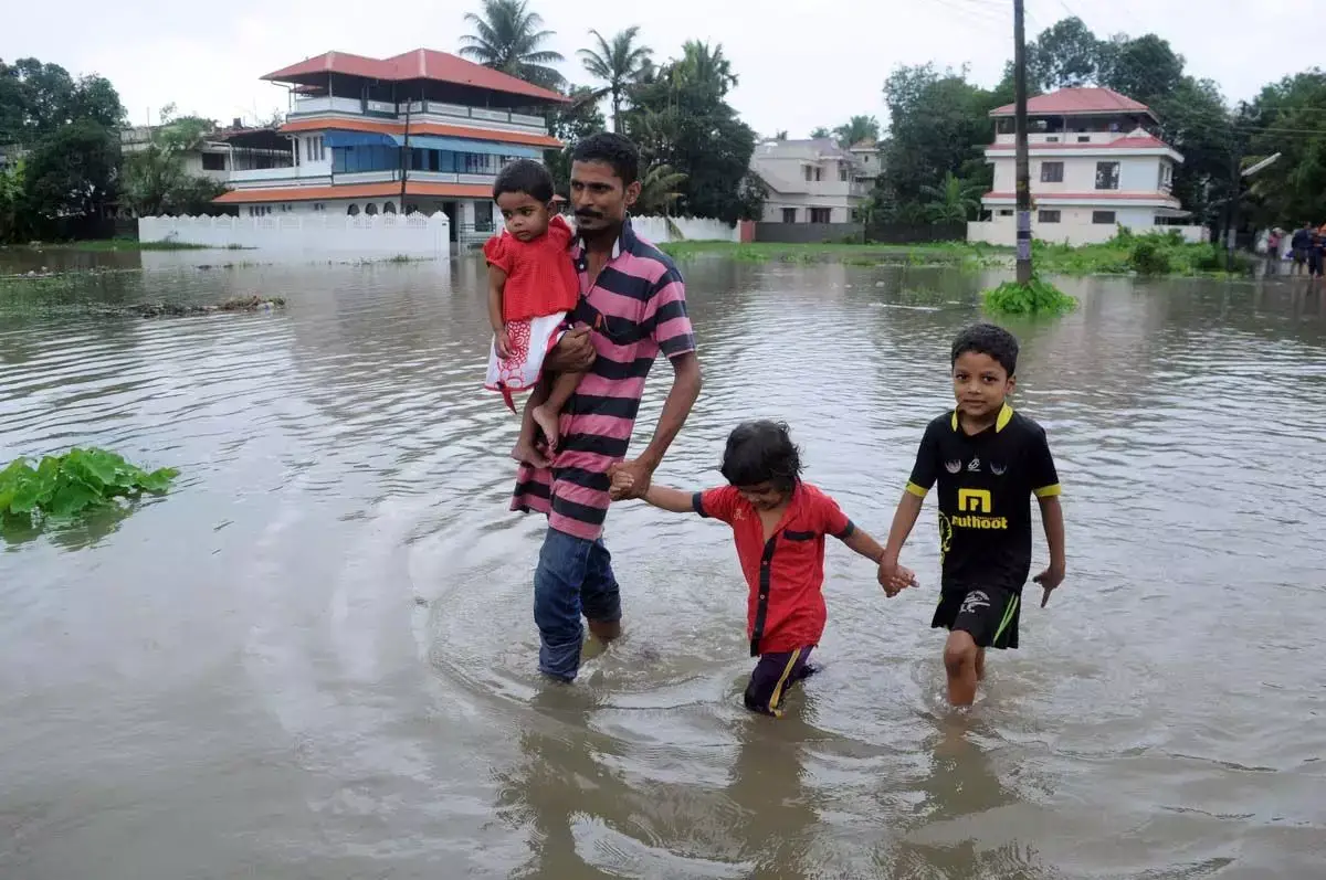 तटीय Karnataka मानसून के कहर से जूझ रहा: भूस्खलन, अचानक बाढ़ से तबाही