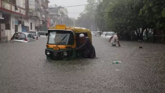 Dehradun: शहर में दो घंटे की बारिश में ही सड़कें हुई लबालब