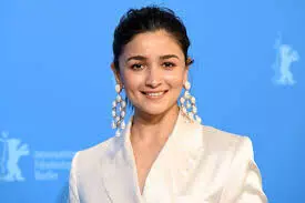 ALIA BHATT : आलिया भट्ट ने यशराज स्पाई यूनिवर्स फिल्म के प्रतीक्षित शीर्षक का खुलासा किया