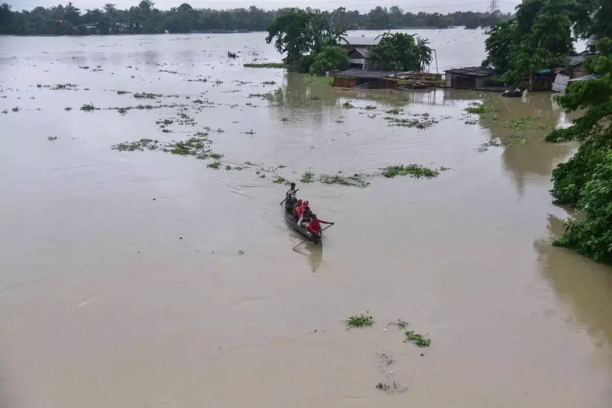 ASSAM  :  तिनसुकिया जिले में बाढ़ की दुखद घटना के बाद सामरी ने शोक संतप्त नाविक के परिवार की सहायता की