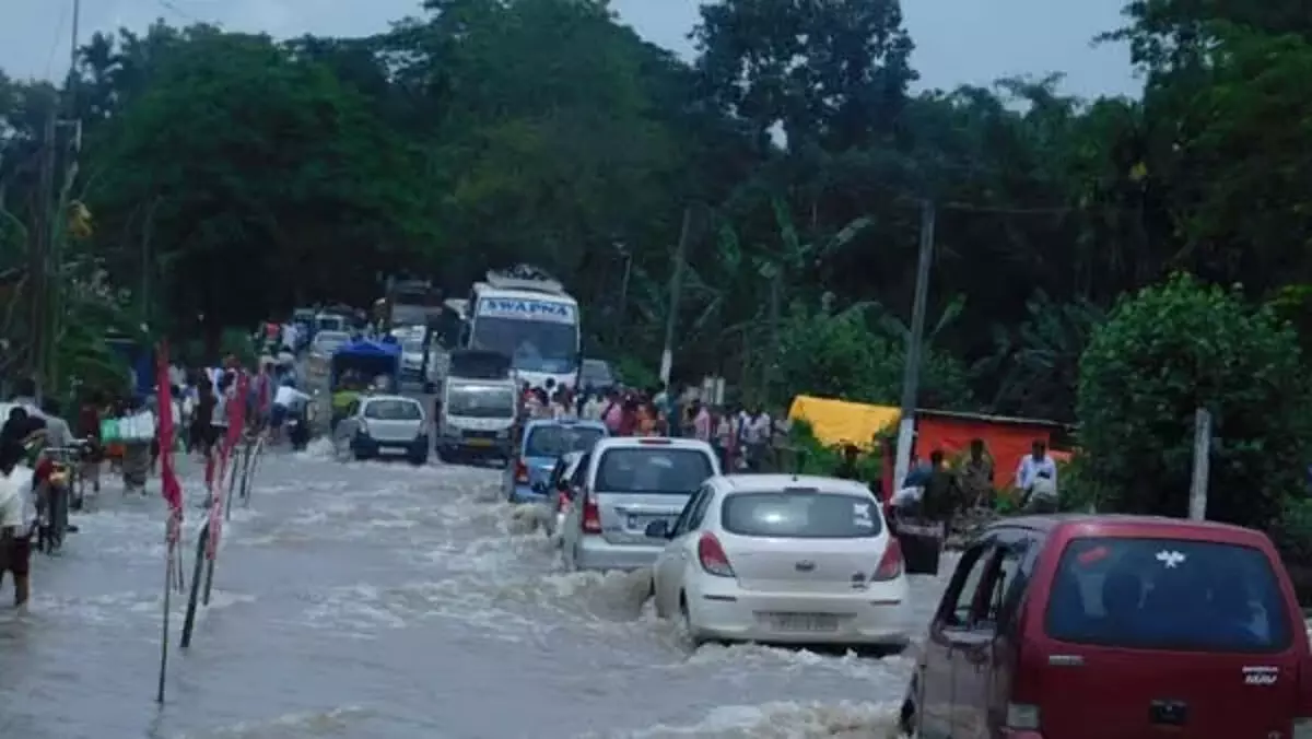 ASSAM : ब्रह्मपुत्र नदी अब भी खतरे के निशान से ऊपर बह रही