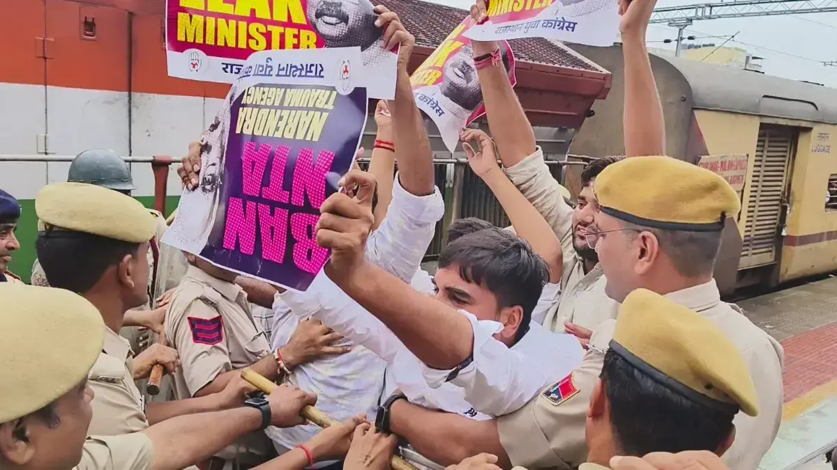 Udaipur: यूथ कांग्रेस का नीट पेपर लीक को लेकर उदयपुर में प्रदर्शन जारी