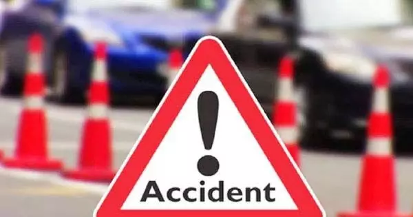 Accident: बस ने मारी ट्रैक्टर को जोरदार टक्कर, 13 यात्री घायल