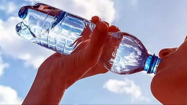 Bottled Water: अगर पीते है बोतल से पानी तो हो जाइये सावधान