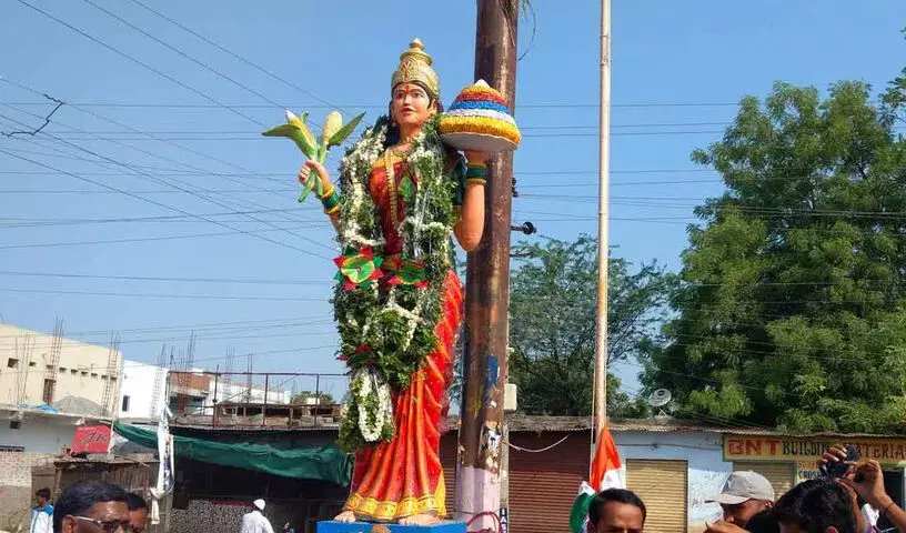 Jangaon: तेलंगाना तल्ली की मूर्ति हटाने के अधिकारियों के प्रयास से तनाव व्याप्त