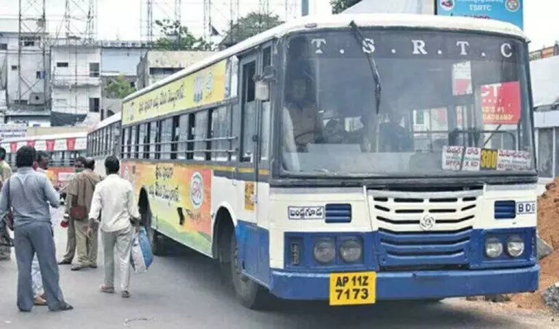 Hyderabad: TGSRTC  स्टाफ की मदद से गर्भवती महिला ने बस में ही बच्ची को जन्म दिया