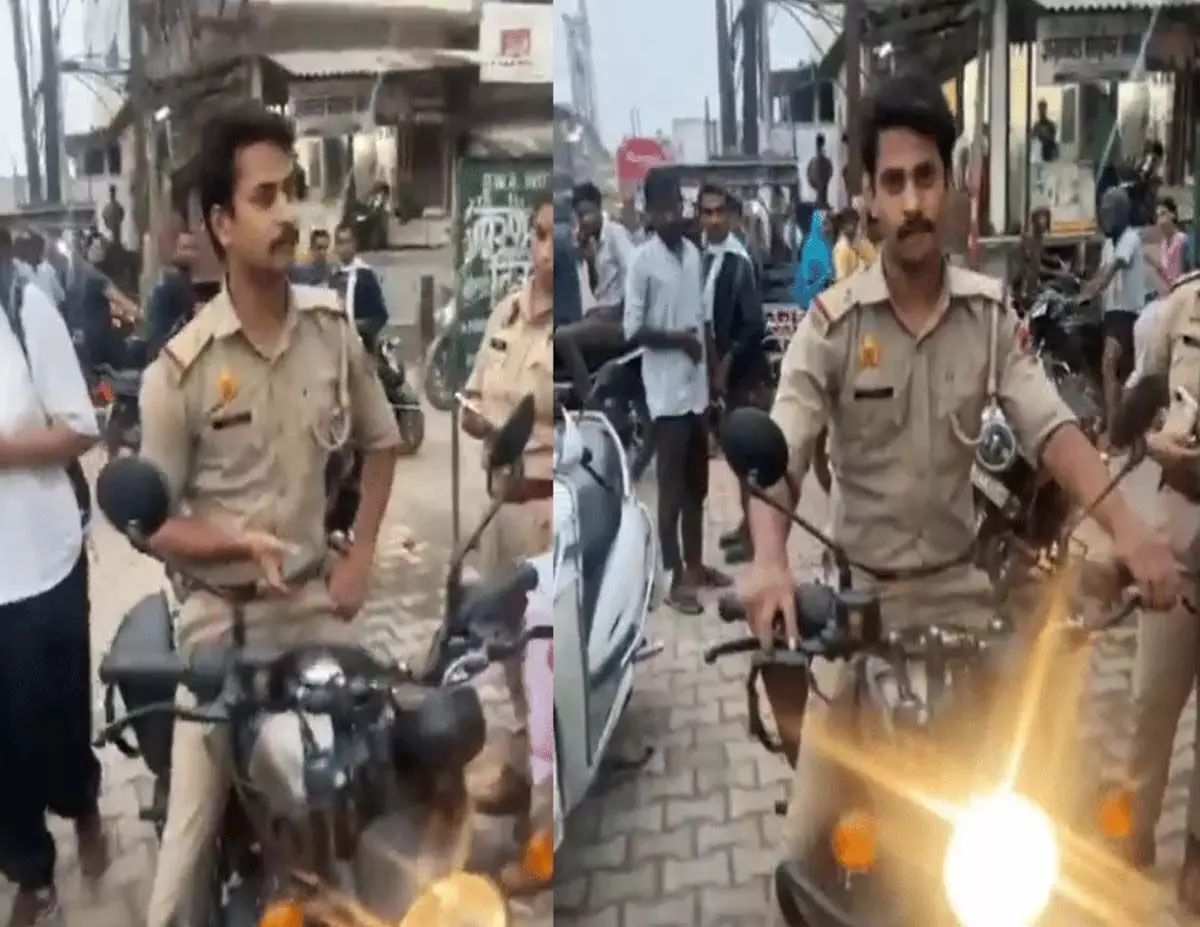 Ghaziabad पुलिसकर्मी ने बिना हेलमेट काटा चालान  वायरल