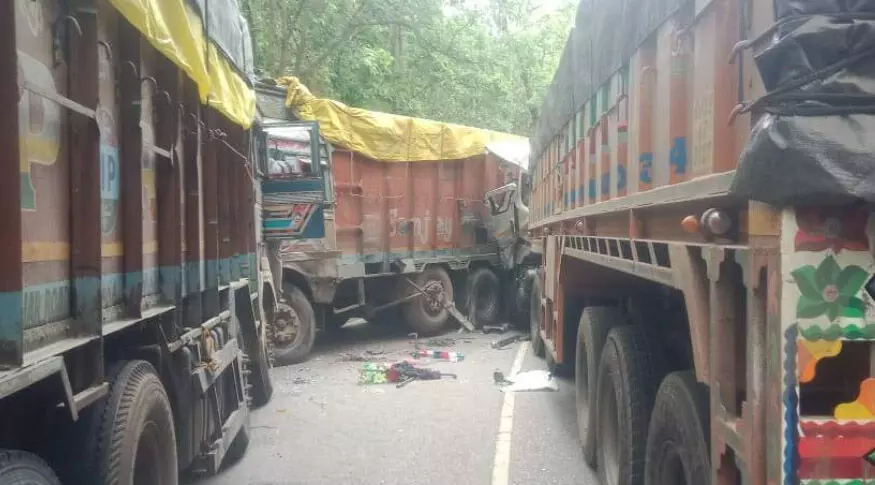 Accident: ट्रकों के बीच हुई टक्कर, रायपुर-जबलपुर NH में जाम से परेशान हुए राहगीर