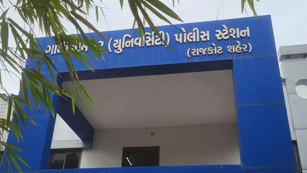 Gujarat: तीन लोगों ने करोड़ों की कीमत की 13 कारें किराए पर लीं