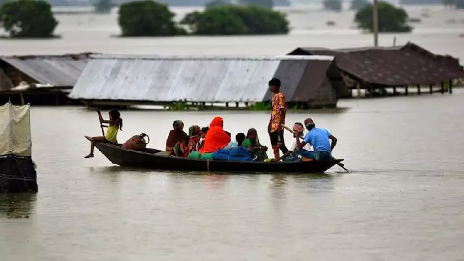 ASSAM : मोरीगांव की मेडिकल टीम ने बाढ़ के पानी के बीच नाव पर बच्चे को जन्म दिया