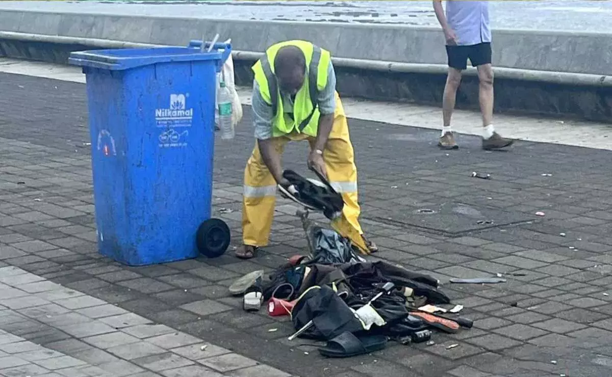 Mumbai: टीम इंडिया की परेड के बाद मुंबई नगर निगम ने कई टन कचरा और जूते एकत्र किए