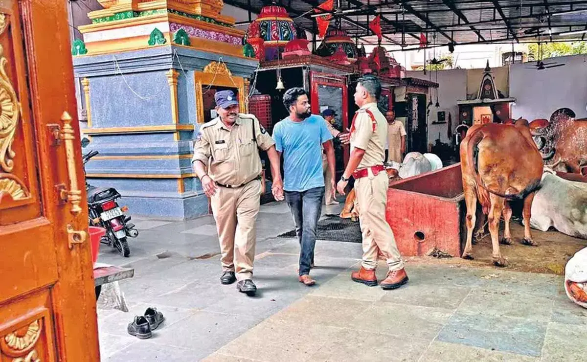 Hyderabad में जूते पहनकर मंदिर में घुसे पुलिसकर्मी, आलोचना का करना पड़ा सामना