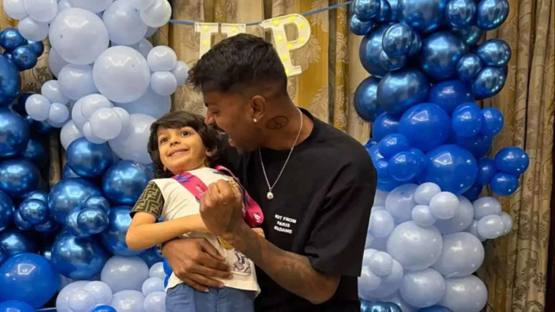 Hardik Pandya ने बेटे अगस्त्य संग मनाई ख़ुशी