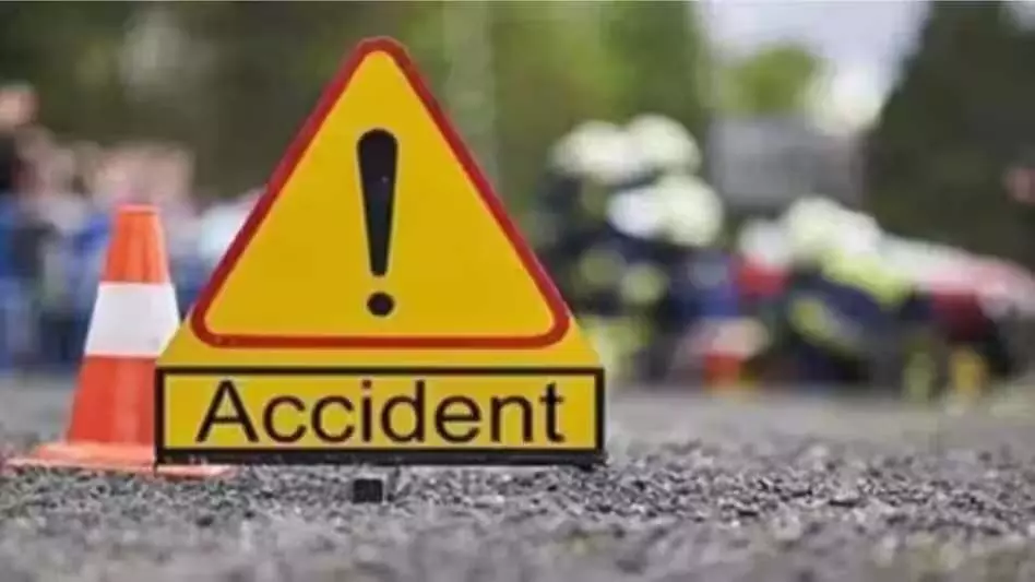 Accident: खड़े टैंकर से जा टकराई वाहन दो लोगों की मौत