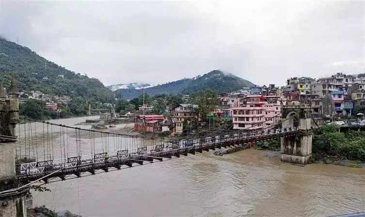 Himachal : पर्यटकों और स्थानीय लोगों को मंडी में उफनती ब्यास और सुकेती नदियों से दूर रहने की सलाह दी गई