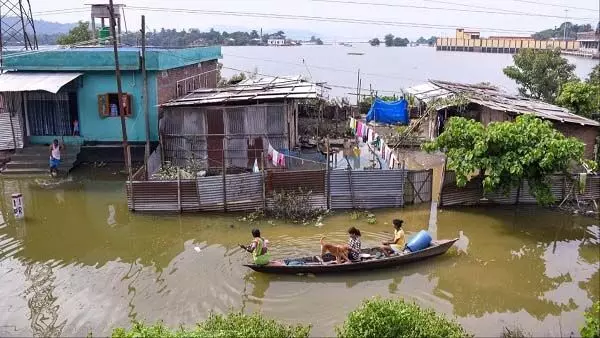 Weather: असम में बाढ़ से 62 मौतें, बारिश को लेकर रेड अलर्ट