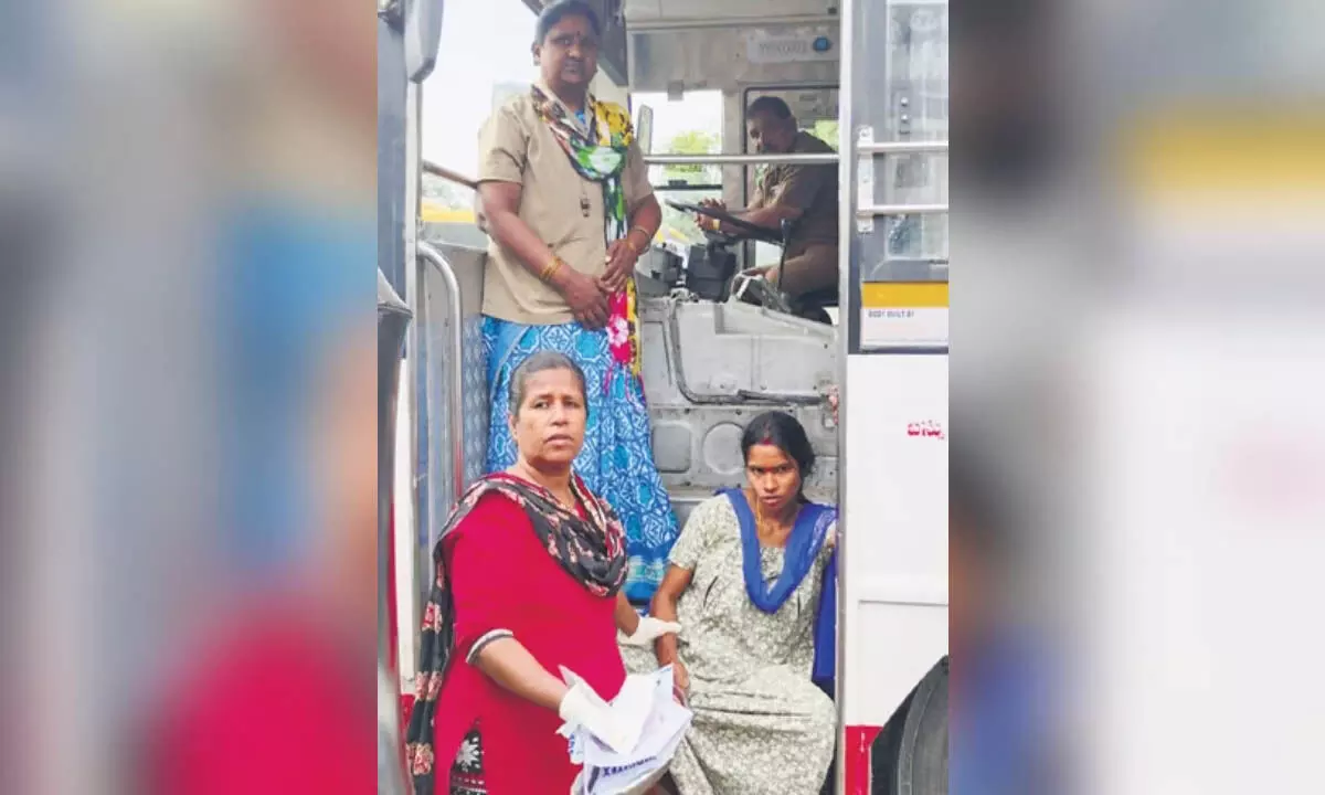 Telangana News: हैदराबाद बस में कंडक्टर ने महिला को बच्चे को जन्म देने में मदद की
