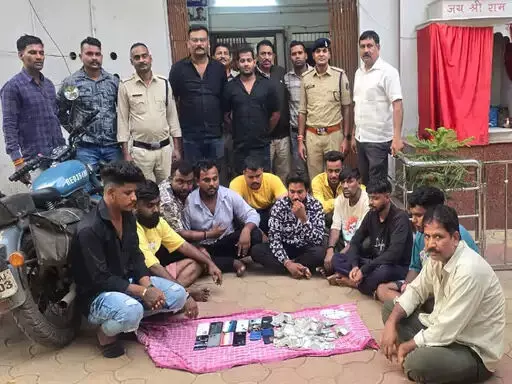 CG NEWS: 10 जुआरी गिरफ्तार, मेडिकल शॉप की छत में पुलिस ने मारी रेड