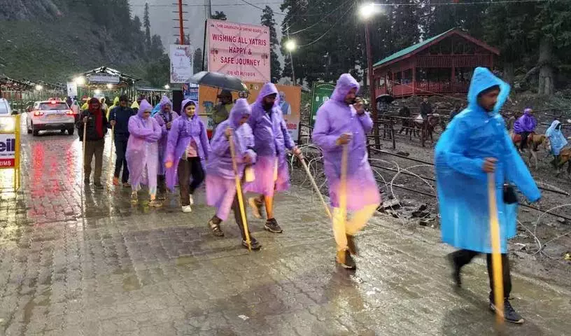 Amarnath Yatra:भारी बारिश के कारण अमरनाथ यात्रा अस्थायी रूप से स्थगित