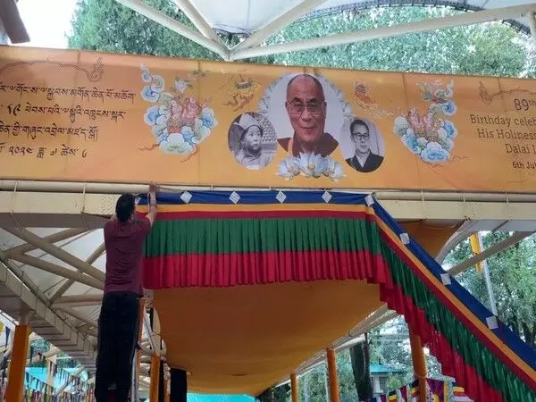 Dharamshala: तिब्बती लोग दलाई लामा के 89वें जन्मदिन के लिए भव्य समारोह की तैयारी कर रहे