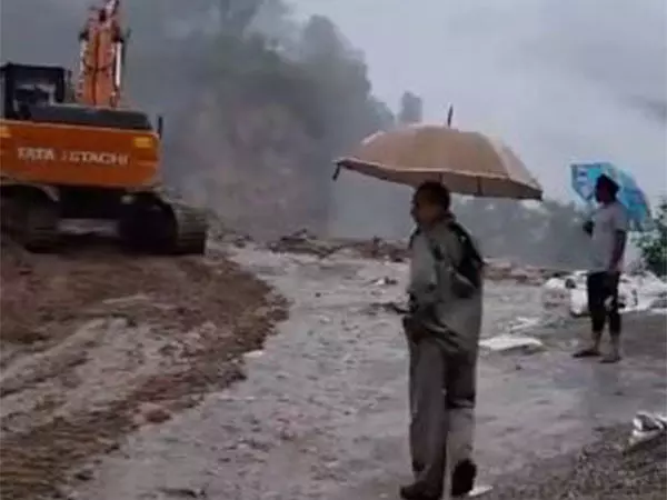 Uttarakhand: भारी बारिश के कारण रुद्रप्रयाग गौरीकुंड NH-107 पर यातायात रोका गया