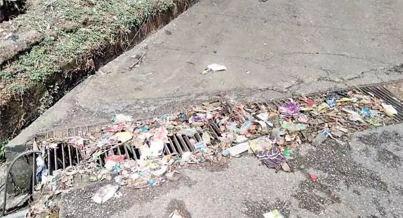 Dharmshala: स्मार्ट सिटी में नालियों में भरा बारिश का पानी