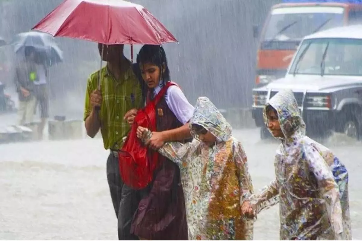 Weather: भारी बारिश की संभावना , जिले में 12वीं तक के स्कूल बंद