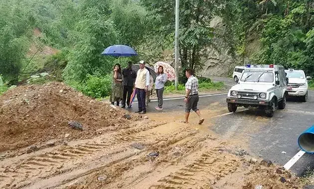 Arunachal : करसिंगसा ब्लॉक पॉइंट पर भूस्खलन के कारण डीए को सड़क बंद करनी पड़ी