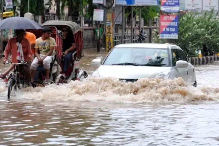 Assam: भारी बारिश के कारण गुवाहाटी में कृत्रिम बाढ़ और भूस्खलन हुआ