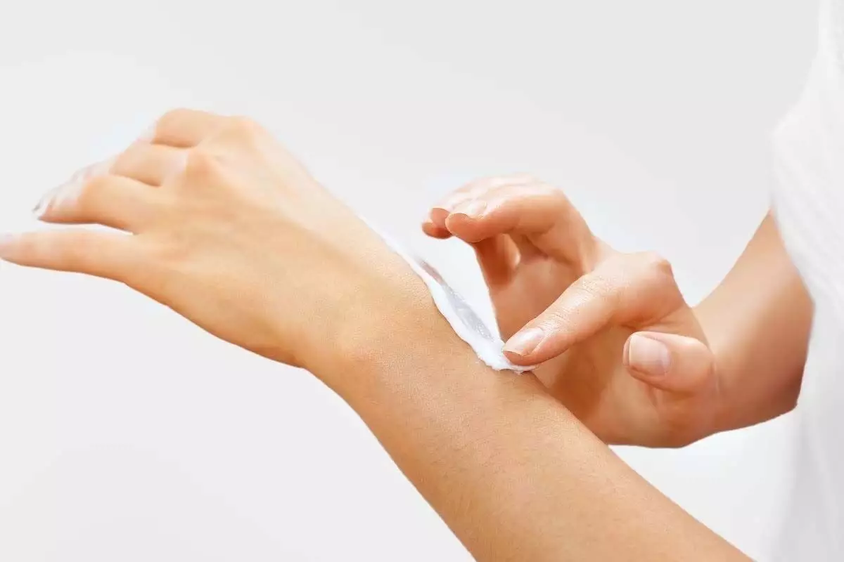 Skin Tips: हाथों की ढीली और बेजान स्किन को टाइट करने का आसान नुस्खा